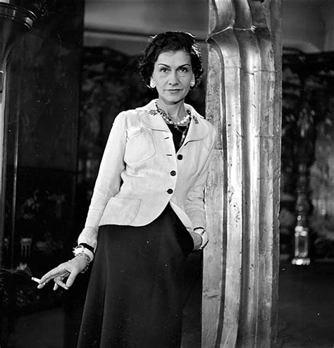 cosa ha fatto di importante coco chanel|Coco Chanel: vita e stile della donna che ha rivoluzionato la moda.